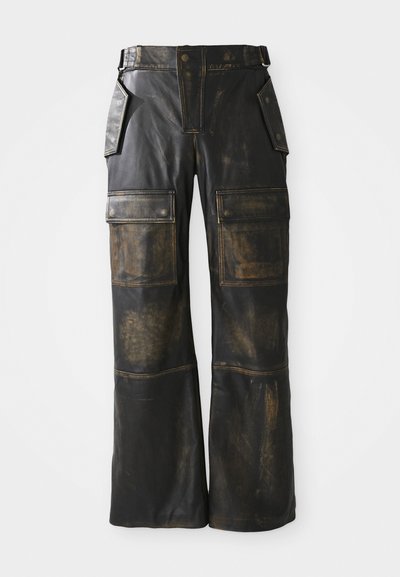 Kovinske cargo hlače iz črne usnje z obrabljenim videzom, ki imajo velike stranske žepe, visok pas in kontrastno šivanje po šivih.