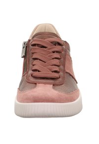 Rosa Wildleder- und Leder-Sneaker mit Schnürverschluss, seitlichem Reißverschluss und weißer Gummisohle. Verfügt über strukturierte Oberflächen und kontrastierende Farben.