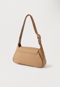 Torebka ze skóry jasnobrązowej o zaokrąglonym kształcie, z regulowanym paskiem i klapką zapinającą. Charakteryzuje się teksturowaną powierzchnią oraz minimalistycznymi metalowymi elementami.