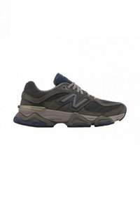 Sneakers da uomo con un mix di materiali grigi e verde oliva, dettagli blu, design chunky e una suola intermedia testurizzata per il comfort.