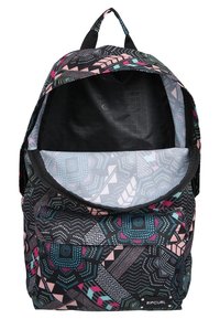 Rugzak met een zwarte basis, voorzien van een geometrisch patroon in roze, teal en blauw. Inclusief verstelbare banden en een buitenzak.