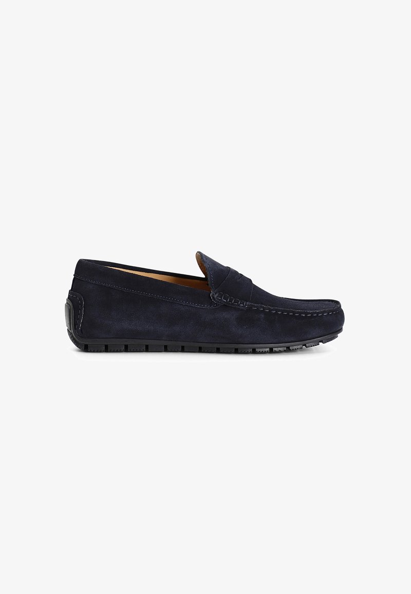 Mocassini in suede blu navy con punta arrotondata, cuciture decorative e suola in gomma nera texture per grip e durata.