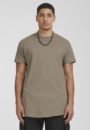 Camiseta de color verde oliva en mezcla de algodón, de mangas cortas, cuello redondo y dobladillo recto, combinada con un grueso collar de cadena plateada.
