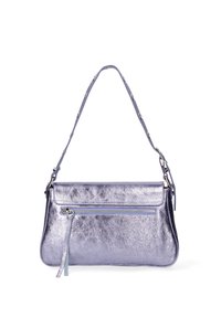 Borsa a spalla viola metallica con tasca frontale con zip, texture liscia, dettagli decorativi a catena sulla tracolla e forma rettangolare elegante.