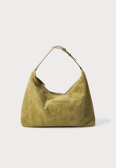 Sac à main en suède vert à forme hobo, avec une seule sangle et une texture lisse. Remarquable par son design minimaliste et sa silhouette incurvée.