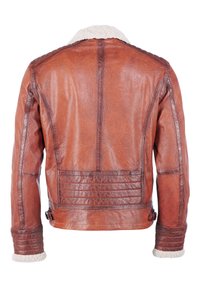 Bruine leren jas met een schapenvacht kraag, gestructureerde afwerking en horizontale stikdetails op de rug en mouwen.