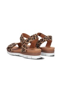 Sandalen met luipaardprint, kruisbanden, een hél beige inlegzool en een witte rubberen buitenzool met gripprofiel voor extra grip.
