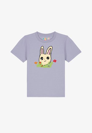 Lichtpaarse katoen t-shirt met een cartoonkonijn met grote ogen, omringd door kleine bloemen en gras, in een speelse ontwerp.