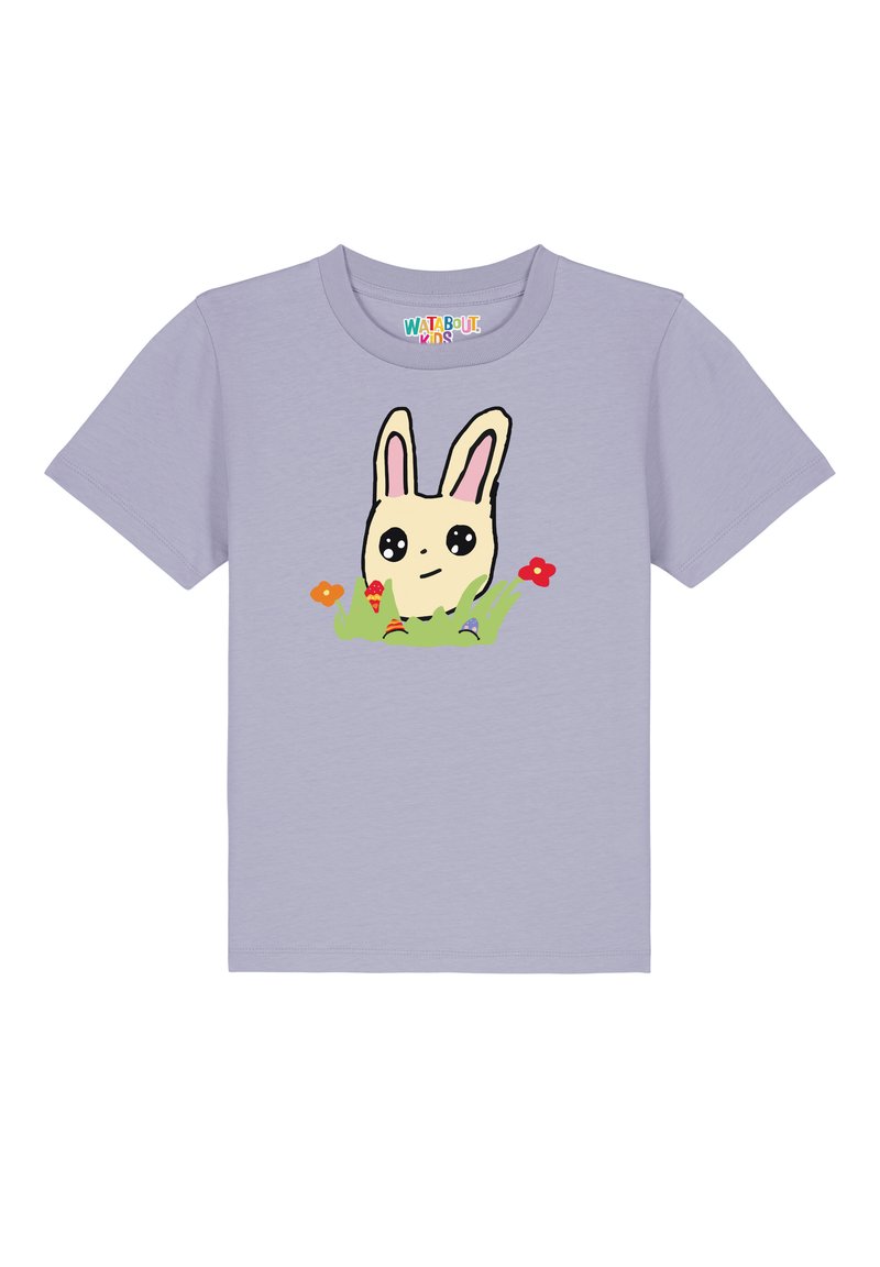 Hellblaue Baumwoll-T-Shirt mit einem Cartoon-Hasen mit großen Augen, umgeben von kleinen Blumen und Gras, in einem verspielten Design.
