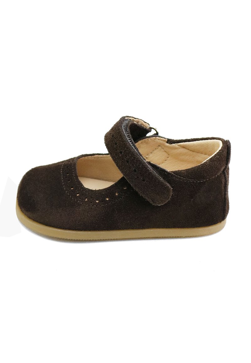 Zapato Mary Jane de gamuza marrón con puntera redondeada, tira ajustable y detalles perforados en la parte delantera. Suela de goma flexible.