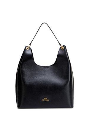 Bolso de hombro de cuero negro texturizado con una sola correa y ojales dorados, con un pequeño logo dorado "WITTCHEN" en la parte inferior frontal.