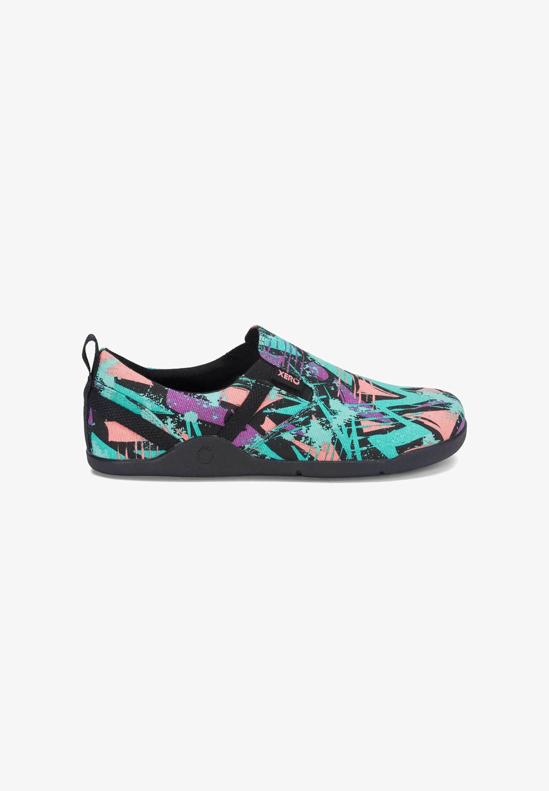 Chaussure à enfiler arborant un motif abstrait noir, vert, violet et rose, avec une tige en tissu texturé et une semelle en caoutchouc noir flexible.