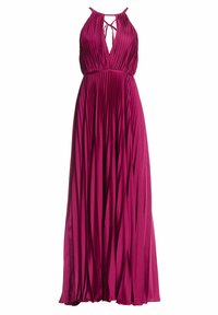 Robe maxi plissée sans manches de couleur magenta profond avec un col halter et un détail de lien croisé à l'ouverture en forme de goutte d'eau à l'avant.