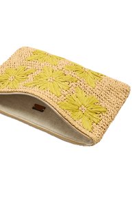 Skrzynkowa torebka z plecionej słomy z żółtym wzorem kwiatowym, zamek błyskawiczny, beżowe wnętrze, prostokątny kształt, teksturowana powierzchnia i subtelne akcenty.