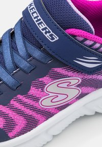 Skechers Performance GIRLS GO RUN 650 FIERCE FLASH UNISEX - Zapatillas running asfalto - azul marino