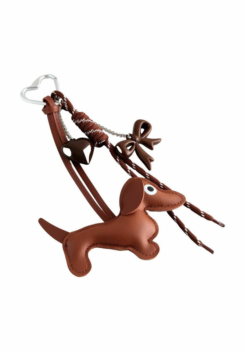 Brun lædernøglekæde med et dværggravhunde-design, der har en tekstureret overflade, en hjerteformet clips og dekorative detaljer som bånd og sløjfer.