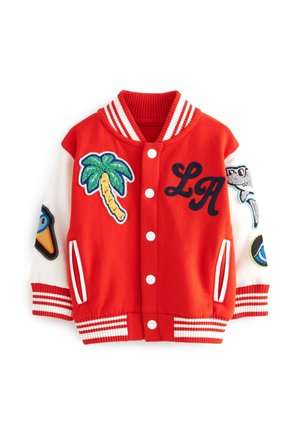 Veste universitaire rouge et blanche avec patches de palmier et de requin, lettres "LA", col et poignets rayés, et fermeture à boutons-pression.