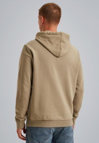 Khaki katoenen hoodie met een trekkoordkap, ribgebreide cuffs en zoom, met een textuurafwerking en een relaxte pasvorm. Achteraanzicht weergegeven.