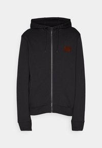 Felpa nera con zip realizzata in tessuto morbido, dotata di tasca a marsupio, cappuccio regolabile con cordini e un piccolo logo marrone ricamato sul petto.