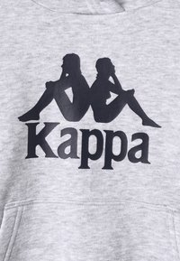 Felpa grigia con cappuccio, caratterizzata da un logo Kappa nero raffigurante due figure stilizzate sedute schiena contro schiena, design minimale e tessuto morbido.