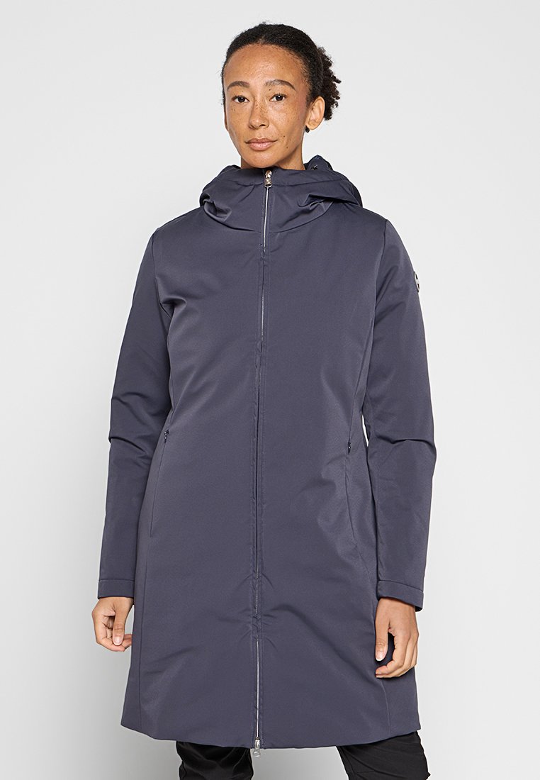 Mörkblå lång jacka med dragkedja fram, huva och två sidfickor, tillverkad av ett slätt, vattenavvisande material.