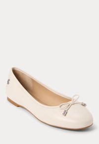 Ballerina in roomkleur met een afgeronde neus, klein strikdetail, lage hak en metalen logo-accent op de achterkant van de hak.
