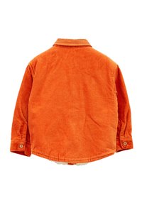 Pomarańczowa koszula z korduroju, prążkowana tekstura, kołnierzyk, długie rękawy z guzikami przy mankietach, zaokrąglony dół. Widok z tyłu bez widocznego logo ani wzorów.