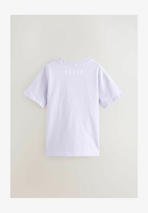 Világoslila pamut póló klasszikus kerek nyakkal, rövid ujjakkal, és fehér "BAKER" felirattal a hátán. Puha tapintás, minimalista dizájn.
