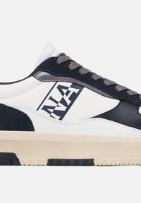 Sneaker bianco e blu navy realizzati in pelle e suede, con un logo prominente, lacci grigi e suola in gomma.