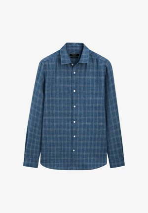 Blaues langärmliges Hemd mit Knöpfen, weiß kariertem Muster und klassischem Kragen, flach auf weißem Hintergrund dargestellt.