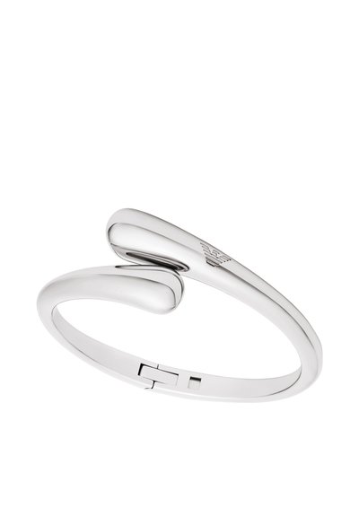 Bracelet en argent présentant un design élégant et incurvé avec une finition polie. Détail notable : une gravure de logo subtile.