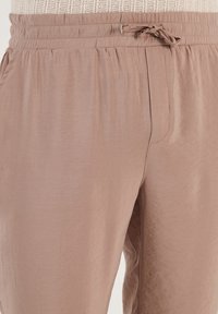 REGULAR FIT - Nadrágok - camel