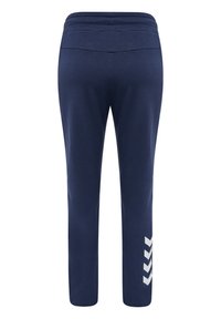 Mörkblå sweatpants med elastisk midja och vit chevron-mönster på nedre vänstra benet. Slät tyg med en åtsittande design.
