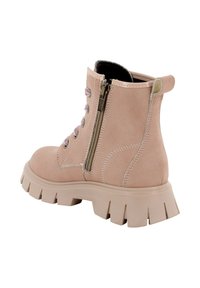 Stivaletti alla caviglia in suede rosa chiaro con finitura testurizzata, chiusura con lacci sul davanti, cerniera laterale e suola in gomma spessa con un evidente motivo di battistrada.