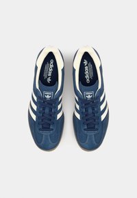 adidas Originals GAZELLE INDOOR - Sporta apavi - night indigo/off white/gold metallic