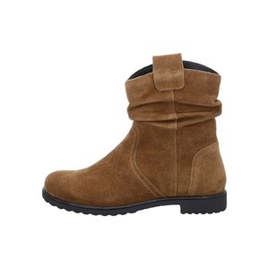 Hnědá semišová kotníková bota s měkkým svrškem, poutkem na natažení a černou plochou gumovou podrážkou, zobrazená z bočního profilu na bílém pozadí.