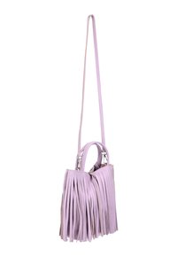 Fringe taske i lys lavendel læder, med et design der har to håndtag og en lang justerbar rem. Tekstureret overflade med sidelæg.