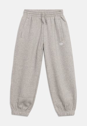 Pantalon de survêtement gris clair avec taille élastique, cordon, poches latérales, bas élastiqués et petit logo Adidas blanc sur la cuisse gauche.