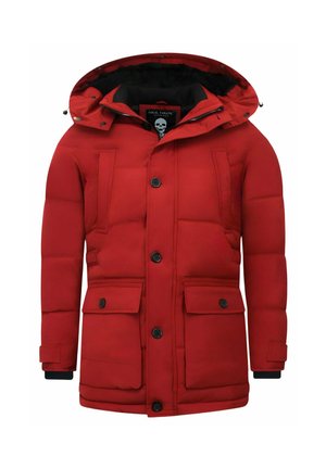 Rode gevoerde winterjas met capuchon, sluiting met knopen en rits aan de voorkant, twee klepzakken, twee verticale borstzakken en een zwarte binnenvoering.