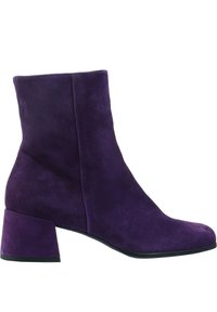 Bottine en daim violet à talon bloc, bout rond et texture lisse, vue de profil sur fond blanc.