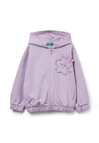 Sudadera con cremallera en color lila, con capucha ajustable. Presenta puños y dobladillo elásticos, y diseños de mariposas bordados en la parte delantera. Material textil suave.