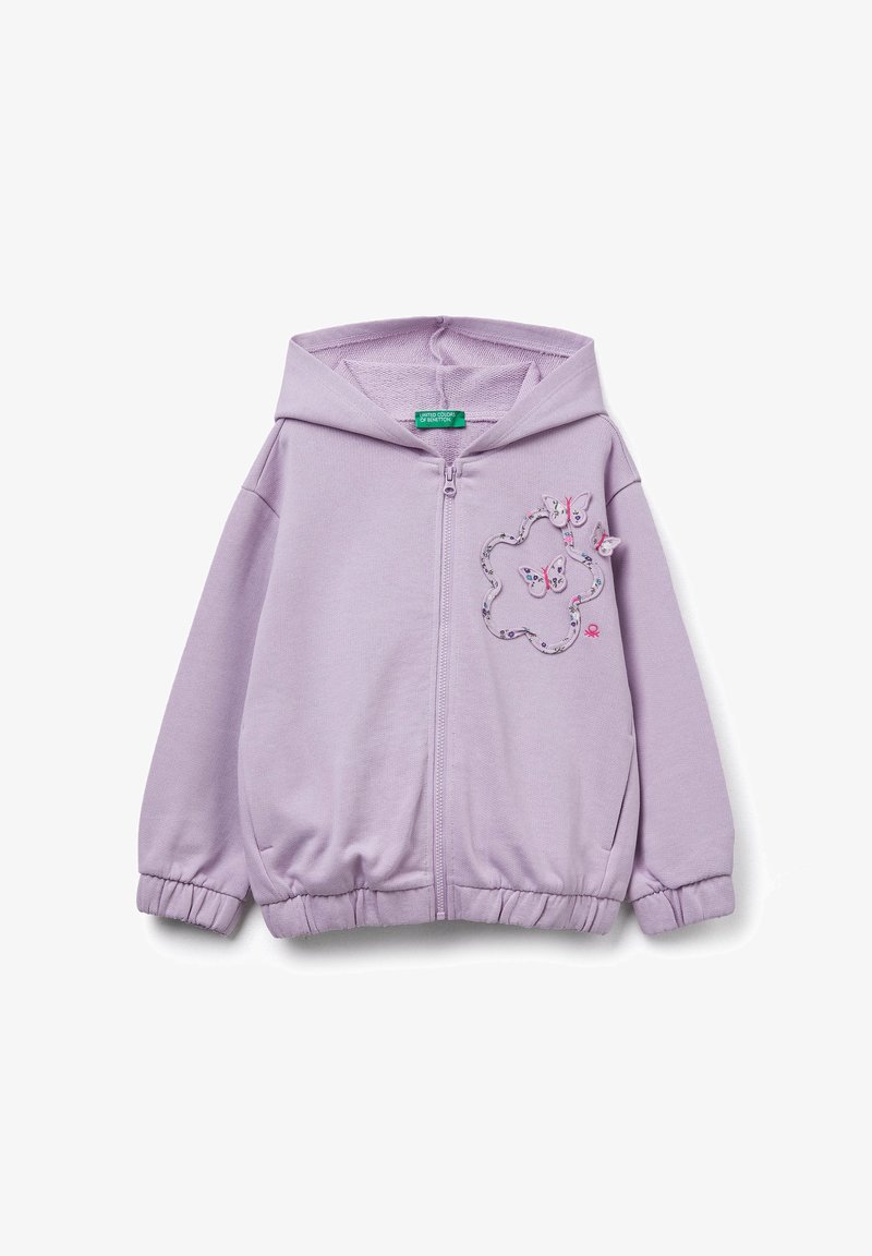 Sudadera con cremallera en color lila, con capucha ajustable. Presenta puños y dobladillo elásticos, y diseños de mariposas bordados en la parte delantera. Material textil suave.
