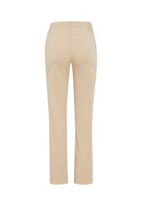 Beige broek met een recht gesneden ontwerp, voorzien van twee achterzakken en een zachte textuur. Simpel, minimalistisch ontwerp.