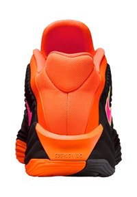 Scarpa da ginnastica nera con colletto e tallone imbottiti arancioni, presenta una tomaia testurizzata, dettagli rosa e un'etichetta "Cushlon 3.0" sulla suola.