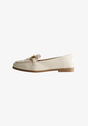 Hellbeige flache Schuhe aus glattem Leder, mit einer dekorativen Schnalle, runder Zehenpartie und niedrigem Absatz. Einfaches, elegantes Profil.