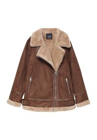 Brun ruskindsjakke med beige faux fur-foring, bred krave, diagonal lynlås, lynlåslommer og spænde detaljer på ærmerne og kanten.