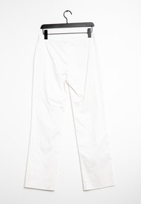 Vita, raka byxor i en slät tygkvalitet, med midjeband och en upphängningsslinga för visning. Ren, minimalistisk design.