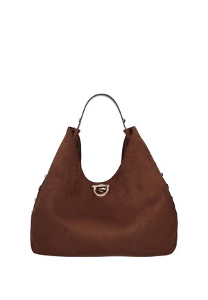 Borsa a mano in pelle morbida marrone con fibbia argentata e manico arcuato nero su sfondo bianco.