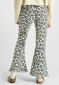 Grijze en witte flared broek met luipaardprint, met gele accenten. Zachte stof met een gladde textuur, afgewerkt met een comfortabele tailleband.