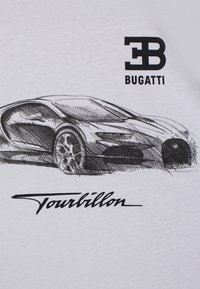 T-shirt bianco in cotone con una grafica nera di un'auto Bugatti, con il logo "EB Bugatti" e il testo "Tourbillon" in un carattere stilizzato.